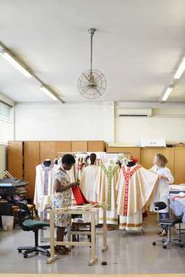 Storytelling photos: people at work in the laboratories of Scuola Beato Angelico | Photo by Alessandro Nanni