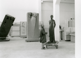 Giuliano Vangi at work in his sculpture lab | Photo by Alessandro Nanni