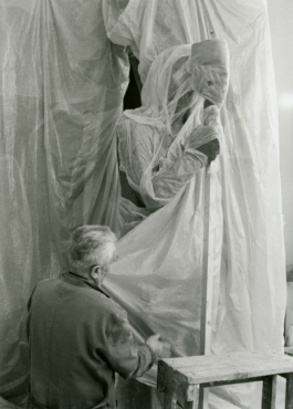 Giuliano Vangi at work in his sculpture lab | Photo by Alessandro Nanni